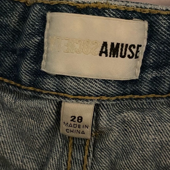 Amuse Society womens Easton Lightwash distressed cutoff midrise jean shorts - Picture 6 of 6